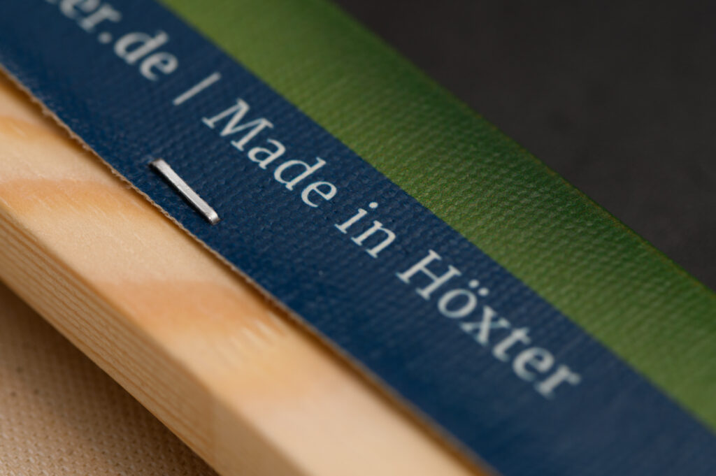 Detailaufnahme der Rückseite einer Fotoleinwand mit Fokus auf den Schriftzug "Made in Höxter"